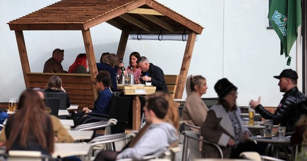 La Nación / Los ingleses vuelven a peluquerías, tiendas y bares
