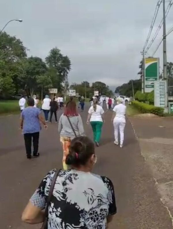Trabajadores de blanco exigen refuerzo ante la crítica situación en el Hospital de Salto del Guairá | Ñanduti