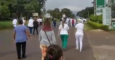 La Nación / Médicos y enfermeros de Salto del Guairá salen a las calles a exigir insumos