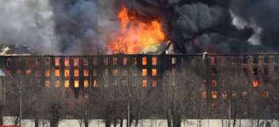Gigantesco incendio en fábrica histórica en San Petersburgo