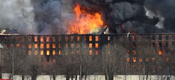 Gigantesco incendio en fábrica histórica en San Petersburgo