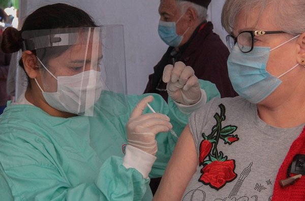 Salud habilita registro de adultos mayores para vacunación contra covid-19 | Noticias Paraguay