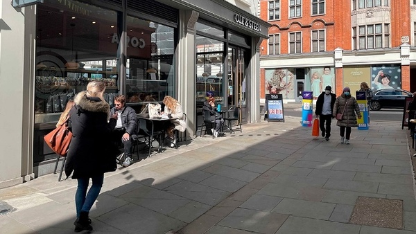 Reabrieron tiendas, pubs y restaurantes y miles de londinenses se vuelcan a las calles | .::Agencia IP::.