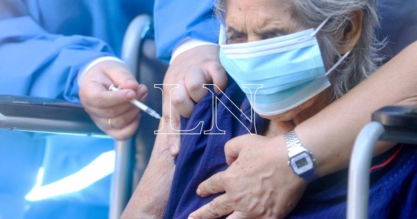 La Nación / Si una persona incuba el COVID-19 y sin saberlo se vacuna ¿qué puede ocurrirle?