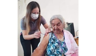 Salud habilita vacunación para adultos mayores de 85 años