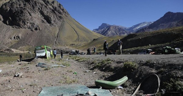 La Nación / Al menos 22 muertos al volcar un autobús en ruta andina de Perú