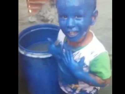 Niños se hacen viral tras embarrarse con pintura