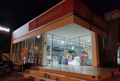 Delincuentes asaltan farmacia y se llevan arma y motocicleta del guardia - Nacionales - ABC Color