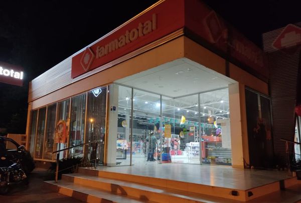 Delincuentes asaltan farmacia y se llevan arma y motocicleta del guardia - Nacionales - ABC Color