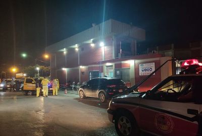 Bomberos rescatan a empleados de frigorífico de un tanque - Nacionales - ABC Color