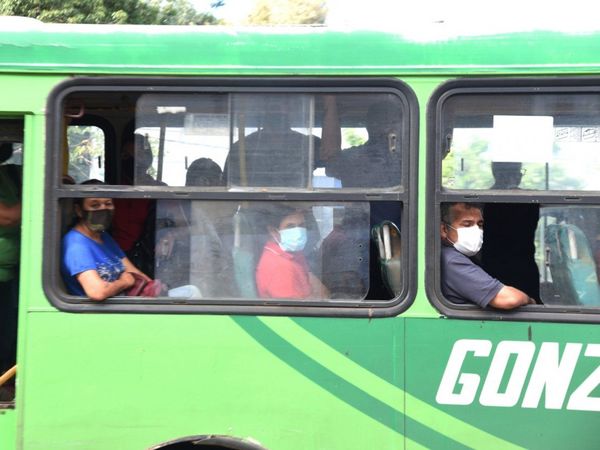 Denuncian que medidas sanitarias son letra muerta en buses urbanos