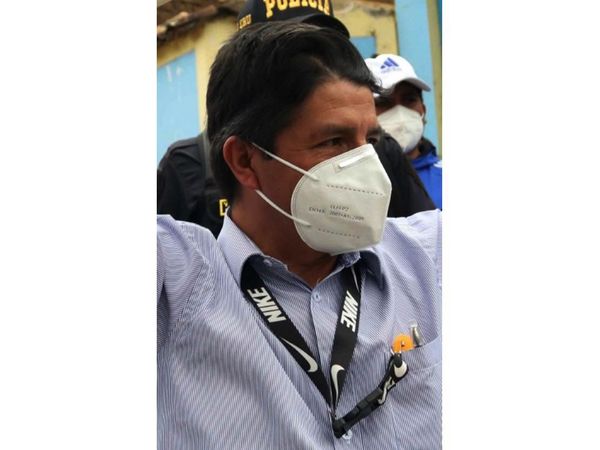 Peruanos, entre la espada y la pared con Castillo y Fujimori