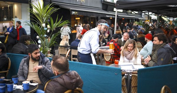 La Nación / Reino Unido ya vacunó a todos los mayores de 50
