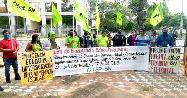 La Nación / Docentes urgieron tratamiento en el Senado