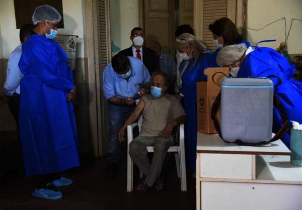 A partir de hoy inmunizarán a 40 mil adultos mayores de 85 años - Noticiero Paraguay