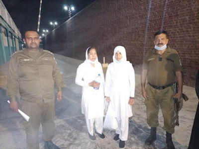 Dos enfermeras cristianas enfrentan pena de muerte en Pakistán por remover una pegatina con un verso del Corán