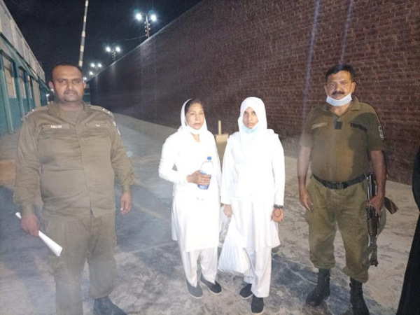 Dos enfermeras cristianas enfrentan pena de muerte en Pakistán por remover una pegatina con un verso del Corán