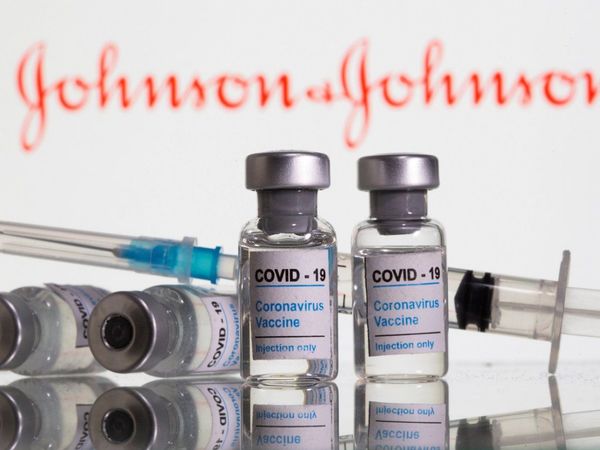 Reguladores piden parar de vacunar con dosis de Johnson & Johnson