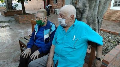 Adultos mayores reciben vacunas antiCOVID en Clínica 12 de Junio del IPS - La Primera Mañana - ABC Color