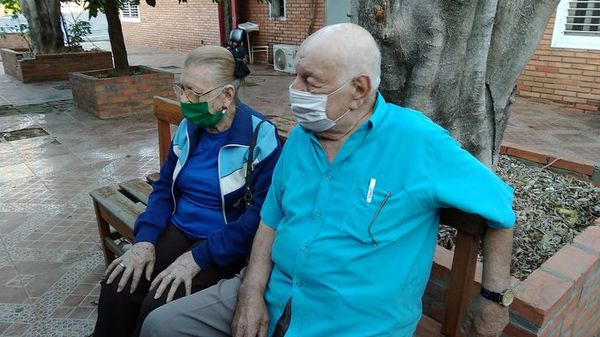 Adultos mayores reciben vacunas antiCOVID en Clínica 12 de Junio del IPS - La Primera Mañana - ABC Color