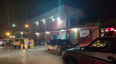 Bomberos rescatan a dos trabajadores de frigorífico tras caer en tanque de residuos