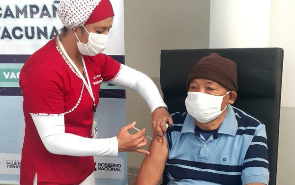 Inició la vacunación de adultos mayores en Coronel Oviedo - Noticiero Paraguay
