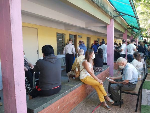Reconocen que por baja disponibilidad de dosis sería difícil vacunar a todos los mayores de 85 años - Nacionales - ABC Color