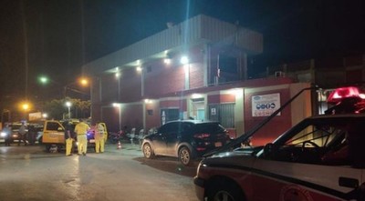 Bomberos Voluntarios rescatan a dos trabajadores de un frigorífico en Asunción tras caer en tanque de residuos