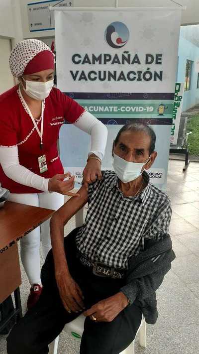 Abuelitos reciben vacuna contra Covid-19 en Coronel Oviedo – Prensa 5