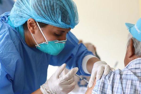 Diabéticos deben vacunarse, no existe contraindicación, aclaran especialistas