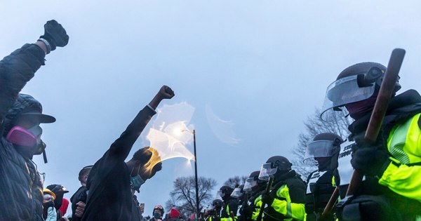 La Nación / Desesperación en la vigilia por la muerte de otro joven negro a manos de la policía en EEUU