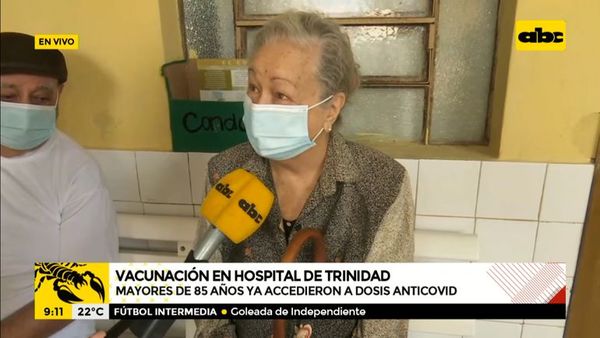 Adultos mayores se vacunan en el Hospital de Trinidad - A la gran 730 - ABC Color