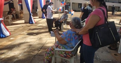 La Nación / Denuncian maltrato a abuelos por falta de correcta información para vacunación