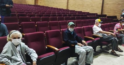 La Nación / En Concepción buscan vacunar a 300 adultos mayores por día
