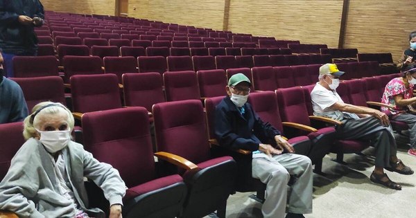 La Nación / En Concepción buscan vacunar a 300 adultos mayores por día
