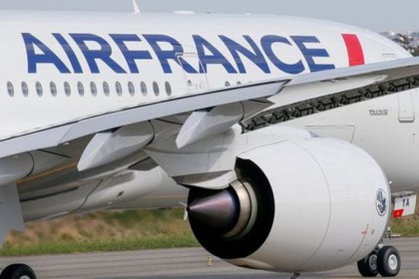 Francia suspende vuelos con origen o destino a Brasil