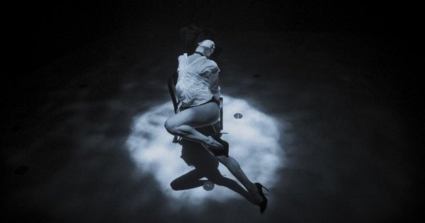 La Nación / Bailarines convertidos en sirenas para el “tango acuático”