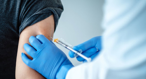 Profesionales de blanco que se aplicaron diferentes vacunas no correrían riesgos de salud | Ñanduti