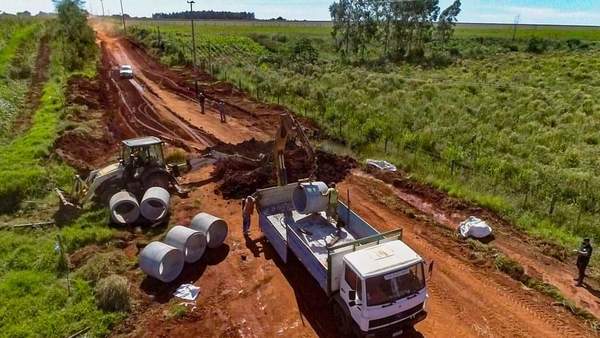 Reparación de caminos y colocación de tubos en distrito de Yguazú - La Clave
