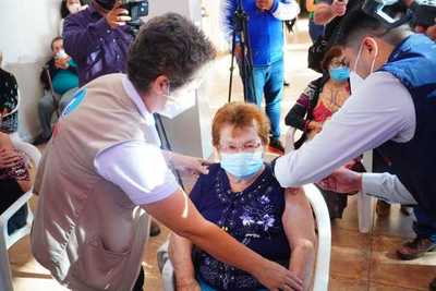 Adultos mayores recibieron primera dosis de vacuna anti covid