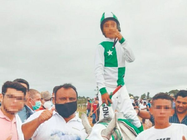 Intendente colo'o usa  niño guaino en carrera