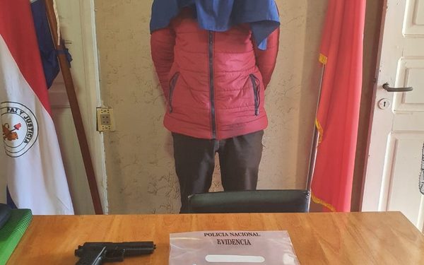 Detienen a exconvicto con réplica de arma de fuego y crack