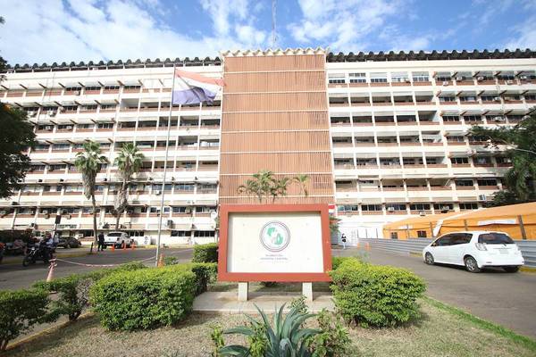 Niña de 1 año y 9 meses internada en el Hospital Central del IPS por covid-19