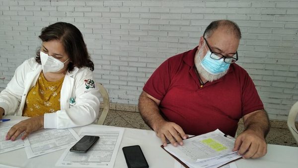 Doctor admite error en el vacunatorio de Barrio Obrero: “Los lotes se parecen y están en Chino” | Ñanduti