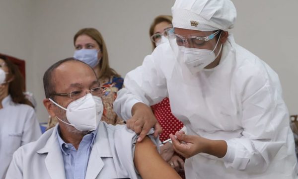 Error en vacunas: 48 Profesionales de blanco recibieron 2da. dosis de otra marca