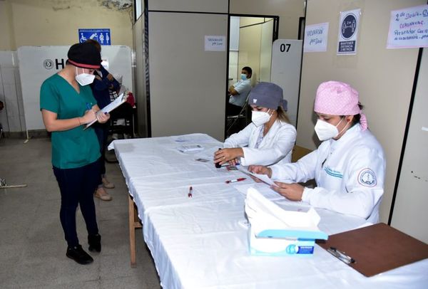 Mezclan “por error” dosis de vacunas chinas en el hospital de Barrio Obrero - Ancho Perfil - ABC Color