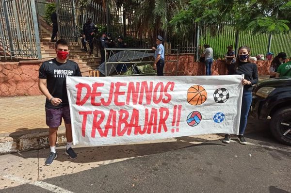 Cartera de Salud escucha reclamos de trabajadores del deporte