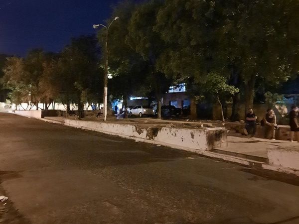 Familiares de internados en Barrio Obrero descansan a oscuras en paseo central