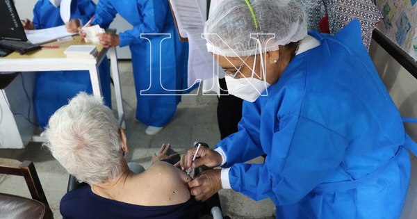 La Nación / Con esperanza, abuelos de 85 años se aplican vacunas