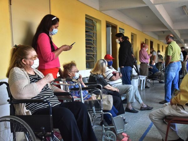 Comenzó vacunación de adultos en un día con récord de decesos